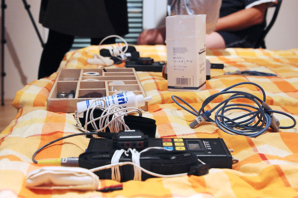 Abbildung des wissenschaftlichen Equipments: u.a. Elektroden, Fingerpulssensoren