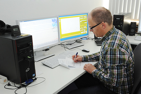 Dr. Uwe Müller bei der Auswertung der Messdaten