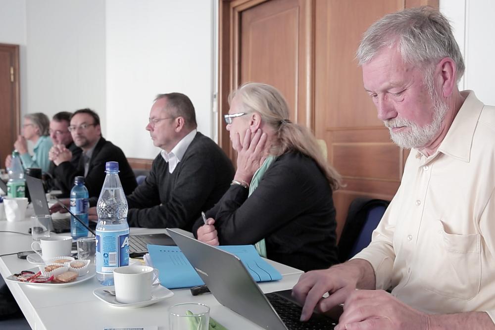 NORAH – Qualitätssicherung – Gruppe von Wissenschaftlern am Tisch